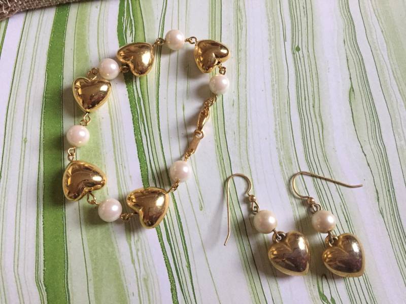 Goldfarbenen Metall-Armband Und Ohrringe - Gold Herzen Perlmutt Perlen Armband Durchbohrte Baumelnden Ohrring-Set von 4SweetK
