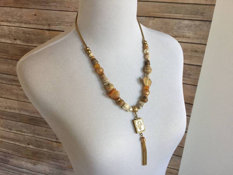 Goldfarbenen Metall Braun Beige Neutral Perle Halskette - Vogel Hieroglyphen Anhänger Tan Gold Und Braun Perlenkette B Goldfarbenen Akzente von 4SweetK