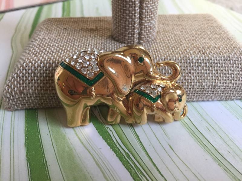Goldfarbenen Metall-Elefanten-Brosche - Strass Elefant Mit Grünen Decke Vintage Mama Und Baby-Elefant Signiert Monet von 4SweetK