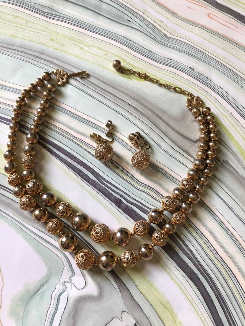 Goldfarbenen Metall Kugel Perlenkette Mit Metallic-Gold Runde Perlen Und Filigranperlen Passende Filigrane Perlenohrringe Signiert Coro von 4SweetK