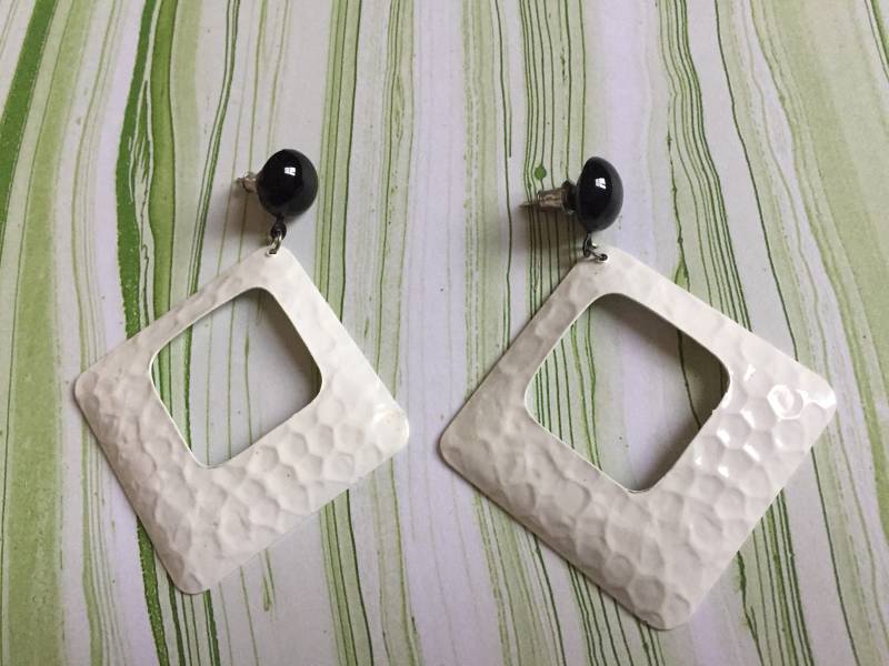 Großer Baumelnder Weißen Emaille Gehämmert Ohrringe - 1980Er Jahre Mode Schwarz Und Weiß Platz Runde Schwarze Perlen Ohrstecker von 4SweetK