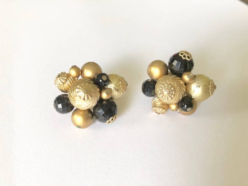 Jahrgang Goldfarbenen Metall Und Schwarzen Facettierten Perle Cluster Ohrringe Clip Auf Rund Unterzeichnete Vendome von 4SweetK