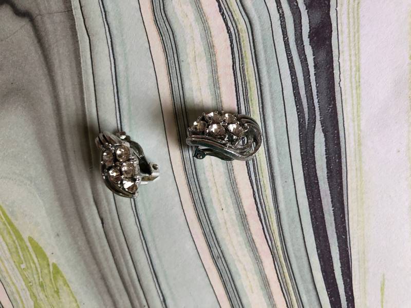 Kristall Strass Silber Getönten Metall Vintage-Clip Auf Ohrringe Eis Farbige Braut Hochzeit Schmuck 1950S 1960S Schlichte Eleganz von 4SweetK