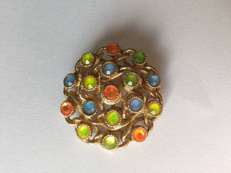 Kuppel Form Gold Getönten Metall Strass-Brosche Mit Orange Gelb Grün Und Blau Aurora Borealis Strass Sarah Coventry Schal Pin 1960Er Jahre von 4SweetK