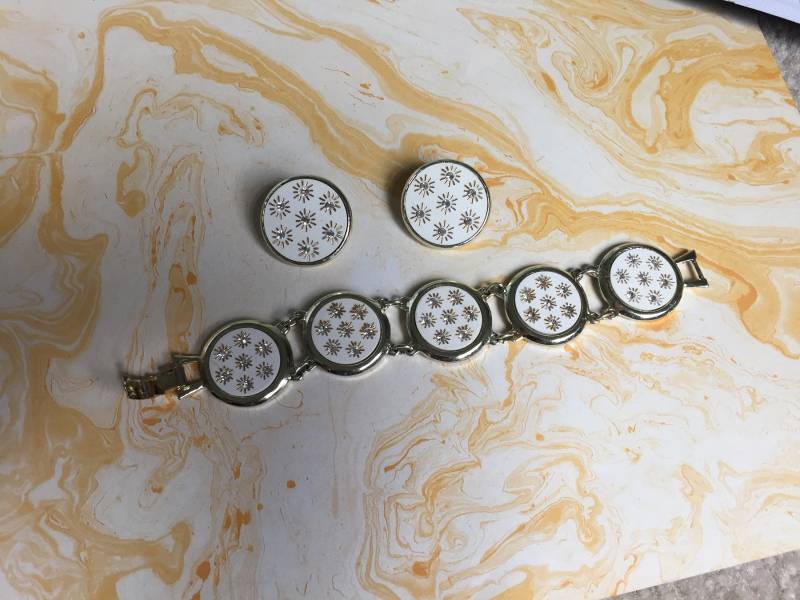 Lucite Mit Armband Und Ohrringe Set - Runde Sunburst-Clip Auf Weiß Silber Getönten Metall Lucite-Schmuck-Set von 4SweetK