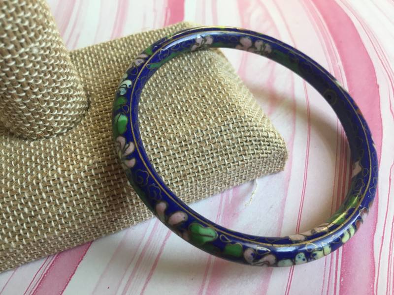 Marine-Blau Mit Rosa Blumen Cloisonne Armreif - Vintage Asiatisch Inspirierten Schmuck Blau Grünen Blättern, Gold Trim Und Aqua von 4SweetK