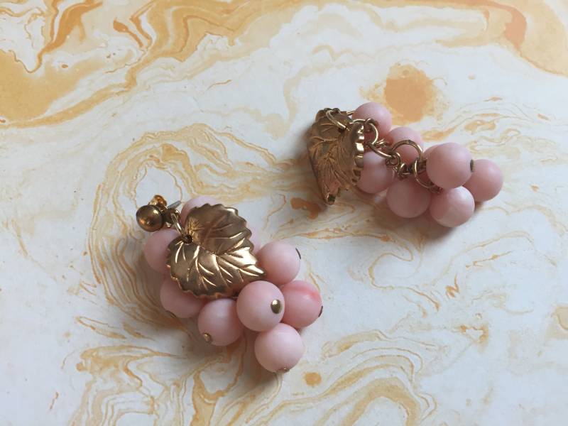 Marmorierte Rosa Beere Baumelnde Ohrringe Mit Gold Getönten Metall Blätter - Vintage-Ohrstecker Beeren Perle von 4SweetK