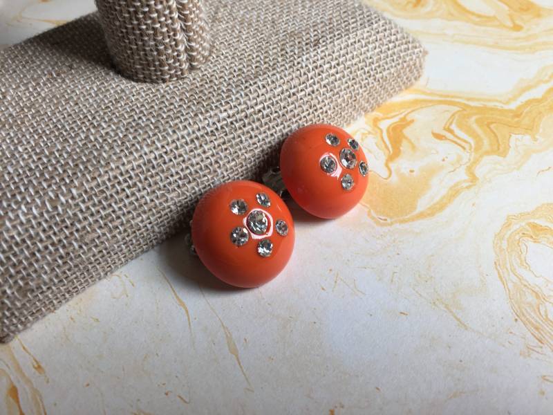 Orangefarbene Runde Kuppel Ohrringe Mit Ice Strass - Orange Knopf-Clip Auf Mod-Vintage-Schmuck 1960S 1970S von 4SweetK