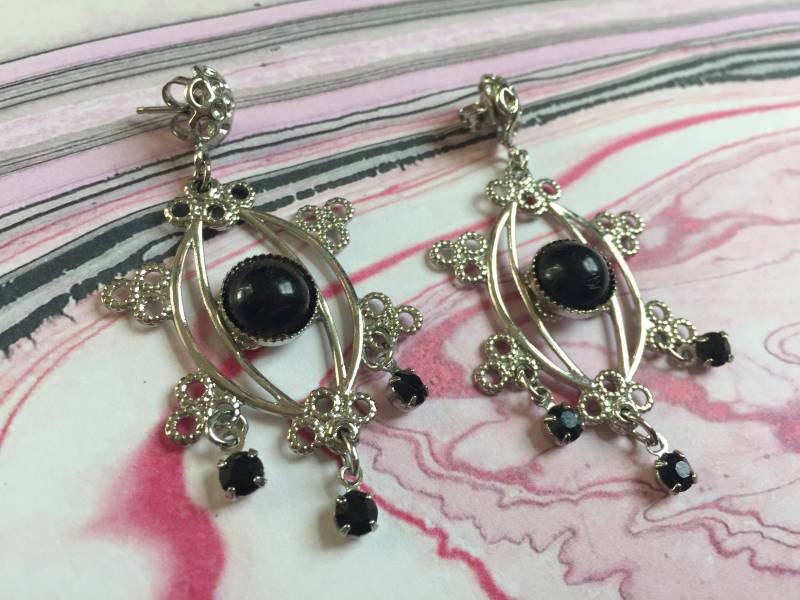 Schlenker Silber Getönten Metall Und Schwarze Ohrringe - Runden Schwarzen Cabochon Strass Oval Mit Kreis Filigrane von 4SweetK