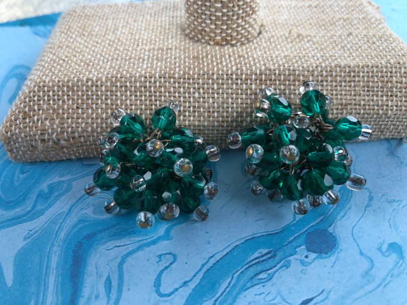 Schöne Kelly Green Perlen Ohrringe B Klar Bead Akzente Silber Getönten Metall Erkenntnisse Facettierte Perle Signiert Marvella Clip Auf Vintage von 4SweetK