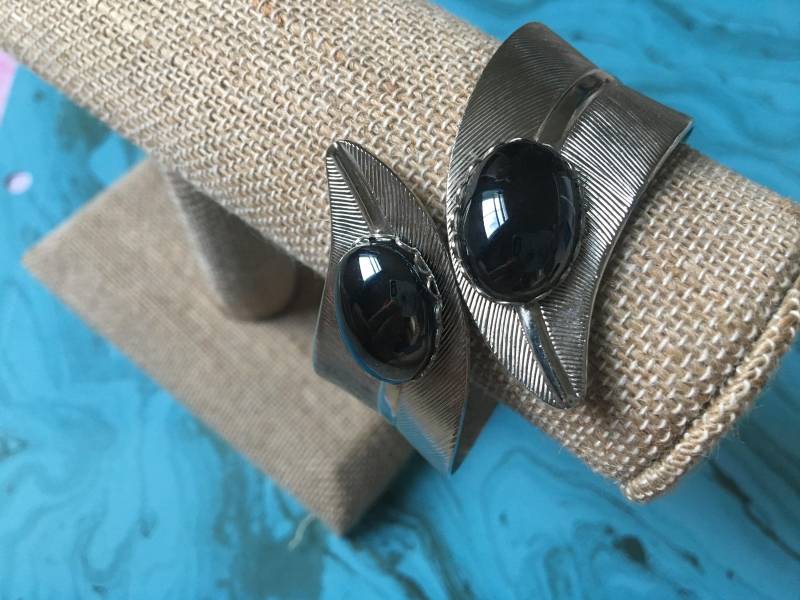 Silber Feder Manschette Scharnier Armband Mit Schwarzen Ovalen Steinen - Feder-Design Und Südwestlichen Flair Vintage von 4SweetK