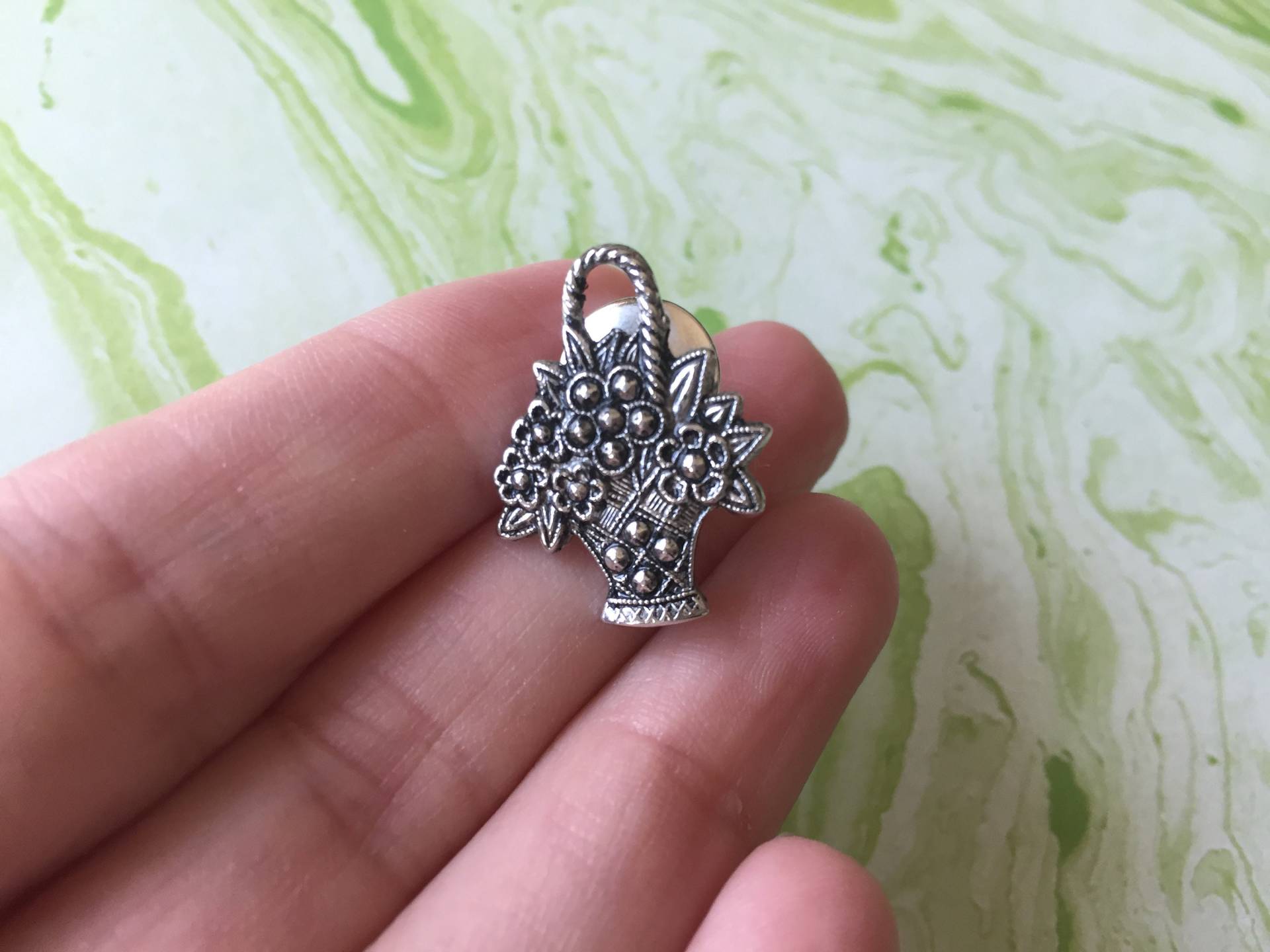 Silber Getönten Metall Garten Blume Korb Pin Spring Maifeiertag Brosche Signiert Avon von 4SweetK