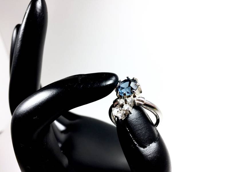 Silber Getönten Metall Navy Blau, Runde Strass Avon Ring Vier Ice Farbigen Vintage-Avon Einstellbare Aussage Indiglow 1975 von 4SweetK