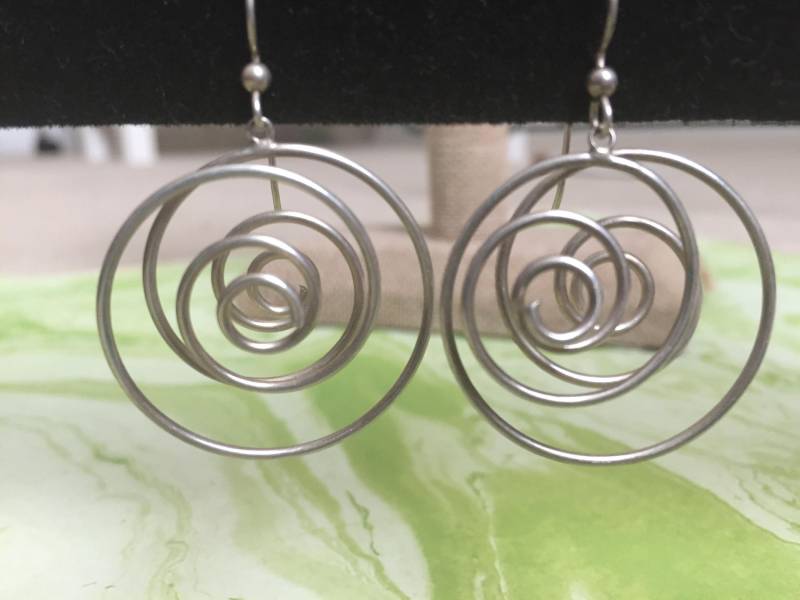 Silberfarbenen Metall-Spirale Baumelnde Ohrringe - Vintage-Ohrstecker Verwirbelt Design von 4SweetK