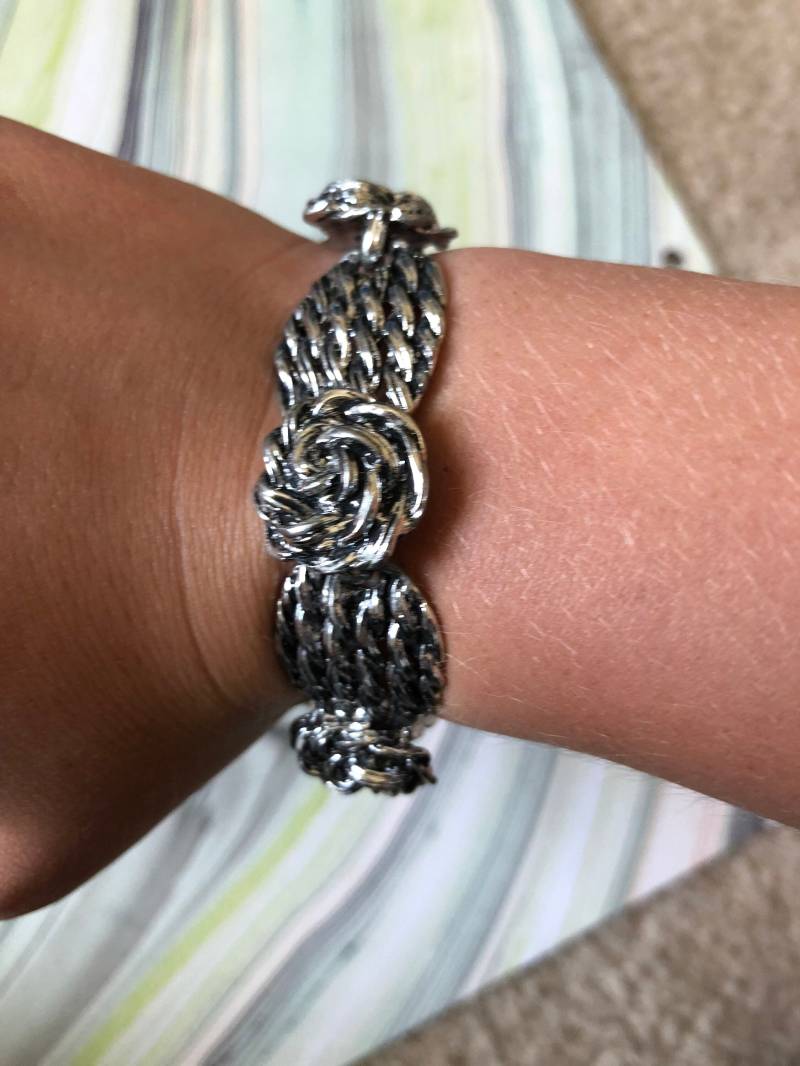 Silberfarbenen Metall Und Schwarz Geätzt Weben Knoten Design Armband Verbunden Vintage Silber W/strukturierte Rosetten Der 1980Er Jahre von 4SweetK