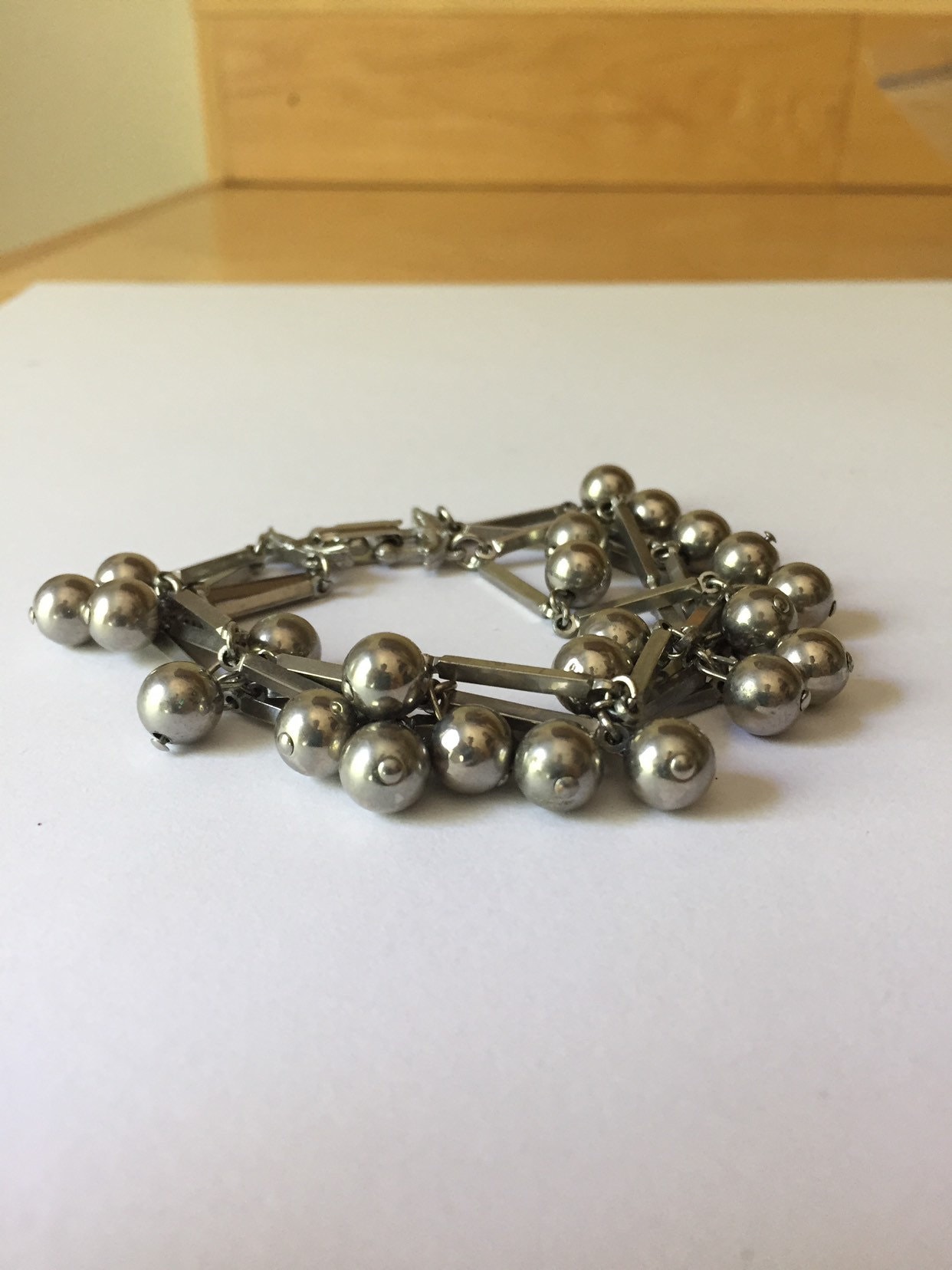 Silbernes Toned Metal Multi Strand Armband Mit Long Rectangle Und Dangling Round Ball Perlen Vintage von 4SweetK