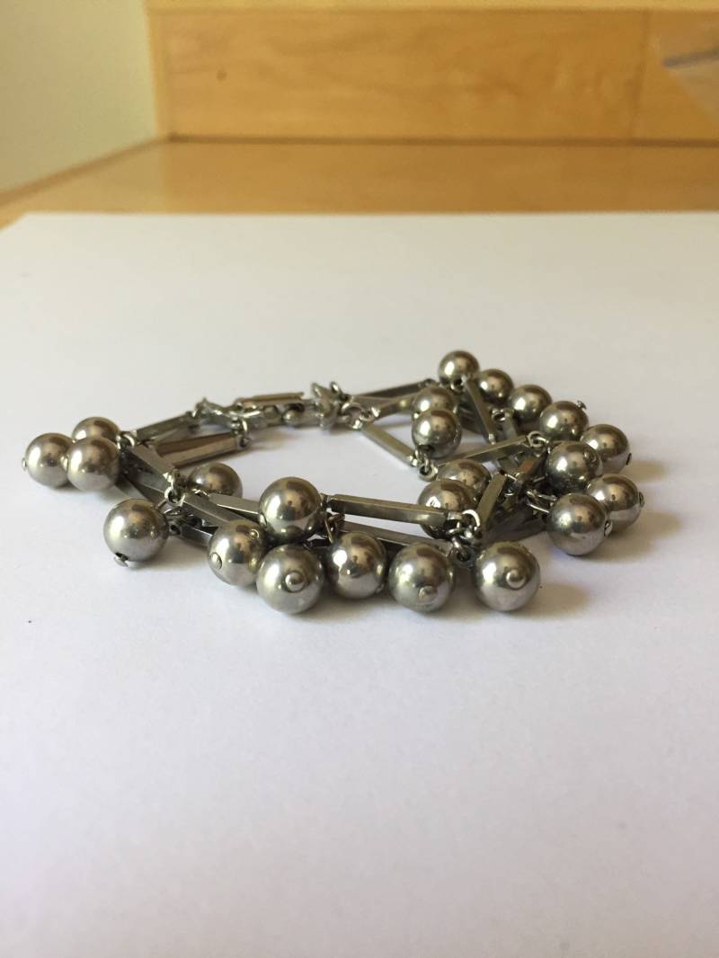 Silbernes Toned Metal Multi Strand Armband Mit Long Rectangle Und Dangling Round Ball Perlen Vintage von 4SweetK