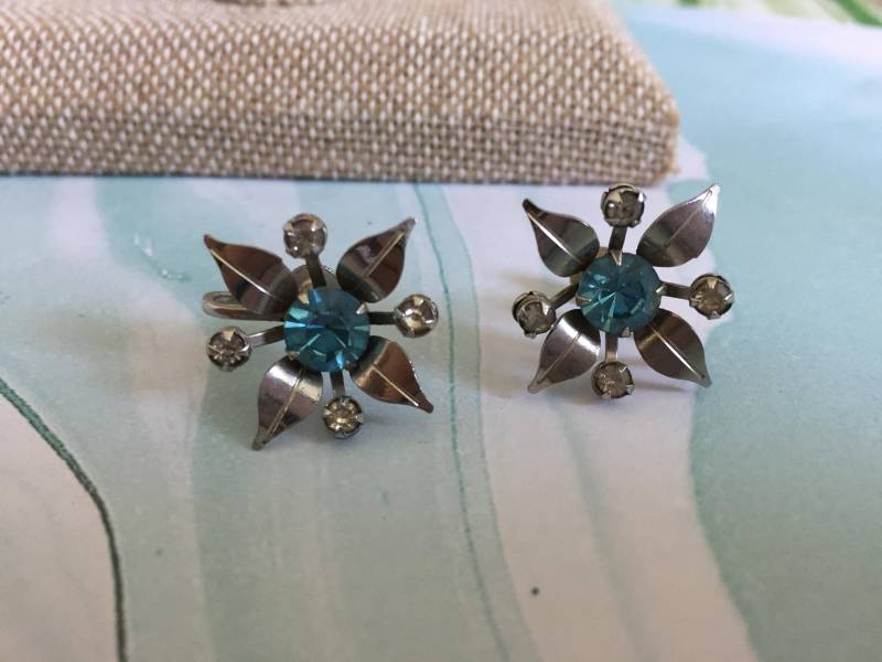 Türkis Farbigen Strass Mit Runden Aqua Stein Blume Ohrringe Vintage Silber Getönten Metallschraube Rücken - Blumenschmuck B N von 4SweetK