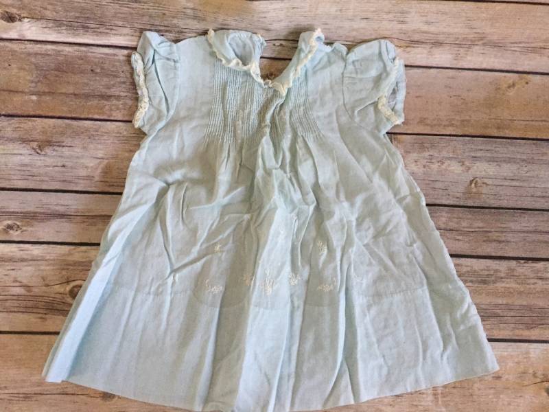 Vintage Baby Mädchen Kleid - Blau Handgefertigt Auf Den Philippinen Weiße Bestickte Blume Floral Design Rüschen & Spitze 1950Er Jahre Vintage Baby Mädchen Kleid - Blau Handgefertigt Auf Den Philippinen Weiße Bestickte Blume Floral Design Rüschen & Spitze 1950Er Jahre von 4SweetK
