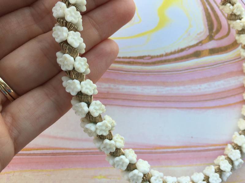 Weiß Rose Perle Spiralförmigen Jahrgang Halskette - Goldfarbenen Metall Abwechselnd Spiralen Blume Blumen von 4SweetK