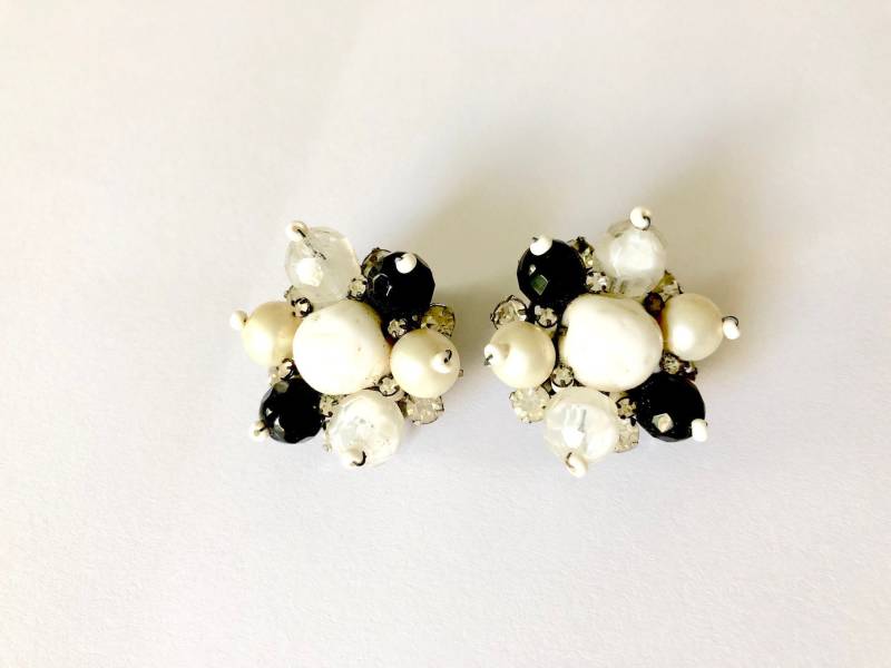 Weiß Schwarz Und Eis Farbige Cluster Perlen Ohrringe Vintage-Clip Auf Silberfarbenen Metall Signiert De Mario Ny von 4SweetK