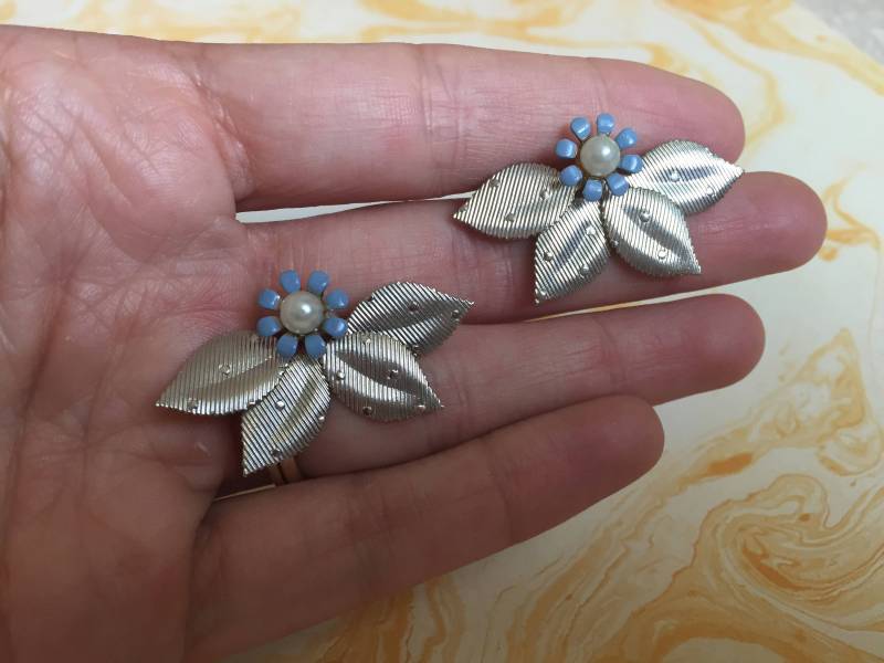 Zarte Silber Blatt Ohrringe Mit Pulver Blau Emaille Blütenblätter & Perlmutt Perle - Vintage-Clip Auf Getönten Metall 1950 von 4SweetK