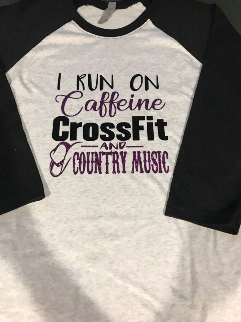 Ich Laufe Auf Koffein Crossfit Und Country-Musik Shirt Ich Laufe Auf Koffein Crossfit Und Country-Musik Shirt von 4everYoungGifts