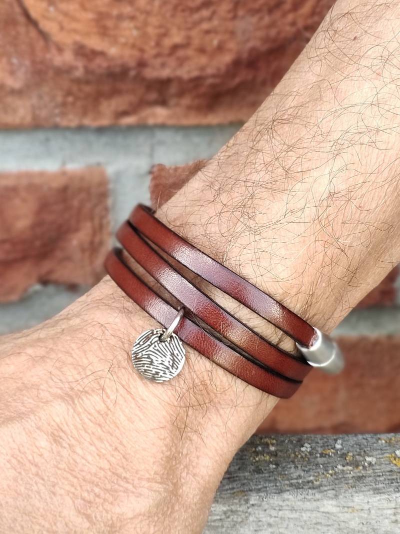 Leder-Wickelarmband Mit Gravierbarem Charme - Fingerabdruck-Gravur Unisex-Erinnerungsarmband Leder-Wickelarmband Mit Gravierbarem Charme - Fingerabdruck-Gravur Unisex-Erinnerungsarmband von 4him2com