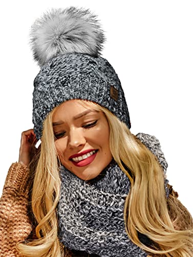 4sold Damen Strick-Mütze Gefüttert mit Faux Fell-Bommel Set Mütze & Schal Alpaka Wolle Bommelmütze Kiesel Bommel Pompon - Set Grey von 4sold