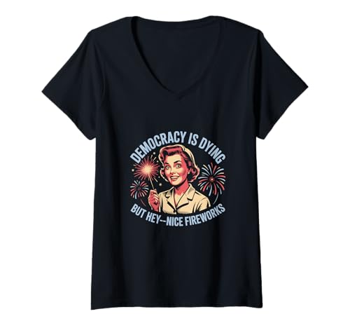 Damen Democracy Is Dying But Hey Nice Fireworks 4. Juli T-Shirt mit V-Ausschnitt Damen Democracy Is Dying But Hey Nice Fireworks 4. Juli T-Shirt mit V-Ausschnitt von 4th Of July Funny Democracy Quote - DressedForDuty