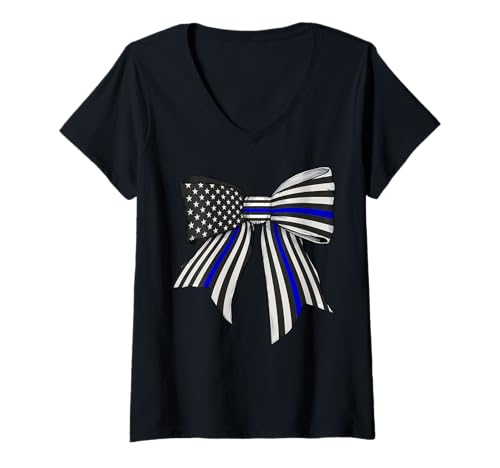 Damen Polizistin Strafverfolgung USA Flagge Thin Blue Line T-Shirt mit V-Ausschnitt Damen Polizistin Strafverfolgung USA Flagge Thin Blue Line T-Shirt mit V-Ausschnitt von 4th of July Police Officer Coquette Gifts
