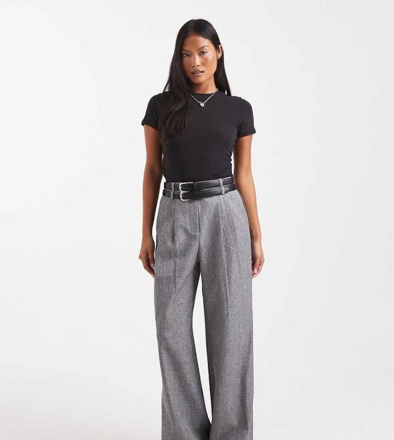 4th & Reckless Petite - Elegante Hose in Grau mit weitem Bein und doppeltem Gürtel-Detail von 4th & Reckless Petite