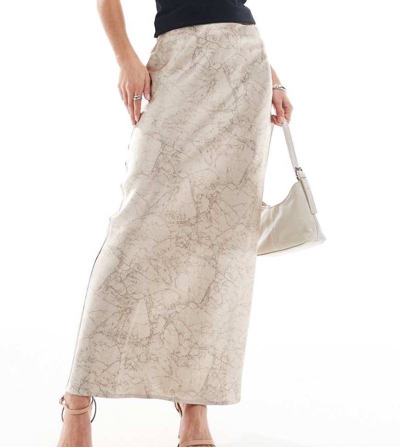 4th & Reckless Petite - Maxirock aus Satin in Beige mit Marmormuster-Bunt von 4th & Reckless Petite