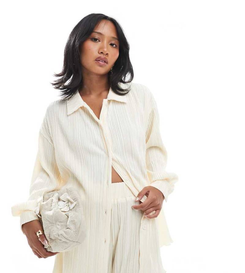4th & Reckless Petite - Plissierte Hemdbluse in Creme mit Kragen, Knopfleiste und Kräuselsaum, Kombiteil-Weiß von 4th & Reckless Petite