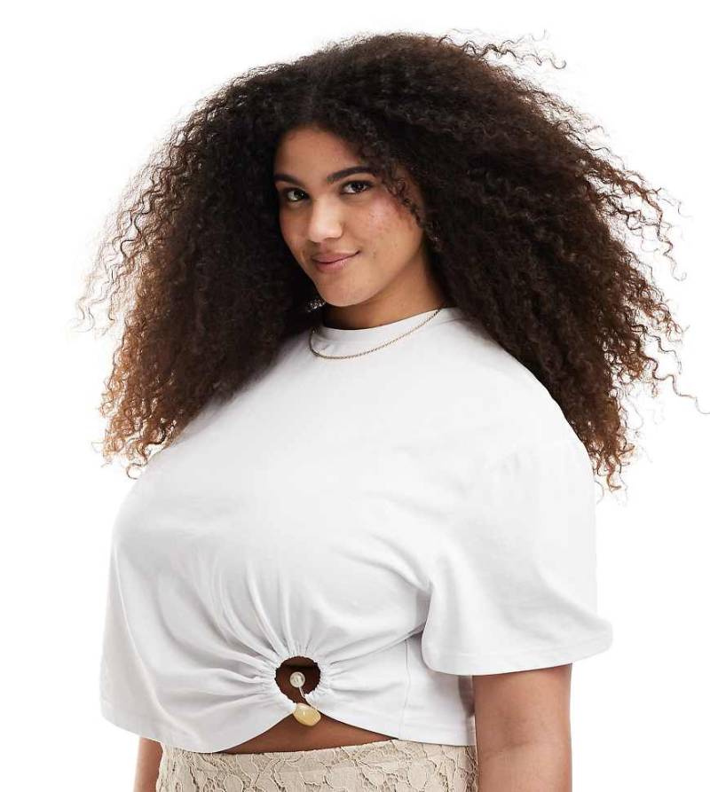 4th & Reckless Plus - Cropped T-Shirt in Weiß mit perlenbesetztem Ringdetail von 4th & Reckless Plus