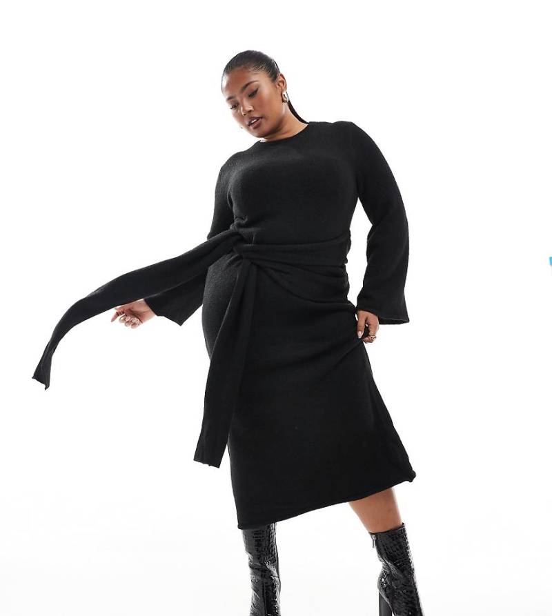 4th & Reckless Plus - Exklusives, gestricktes, drapiertes Midi-Pulloverkleid in Schwarz mit Bindegürtel von 4th & Reckless Plus