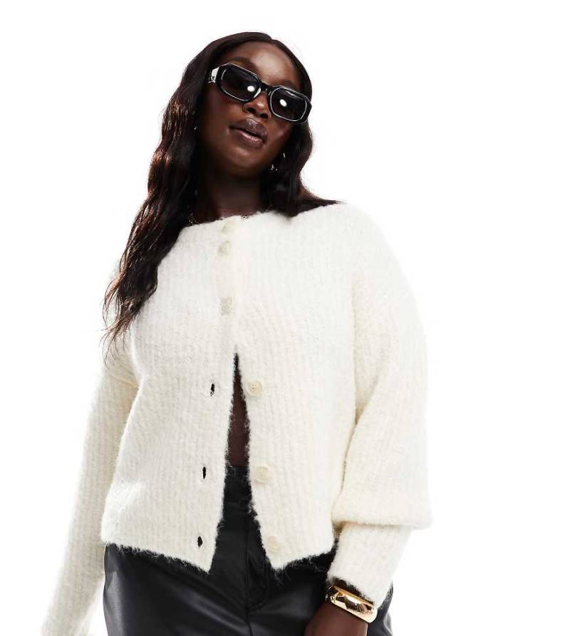 4th & Reckless Plus - Flauschige Strickjacke aus Wollmix in Creme-Weiß von 4th & Reckless Plus