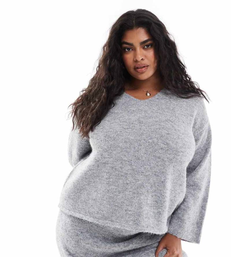 4th & Reckless Plus - Flauschiger Strickpullover aus Wollmischung in Grau mit V-Ausschnitt, Kombiteil von 4th & Reckless Plus
