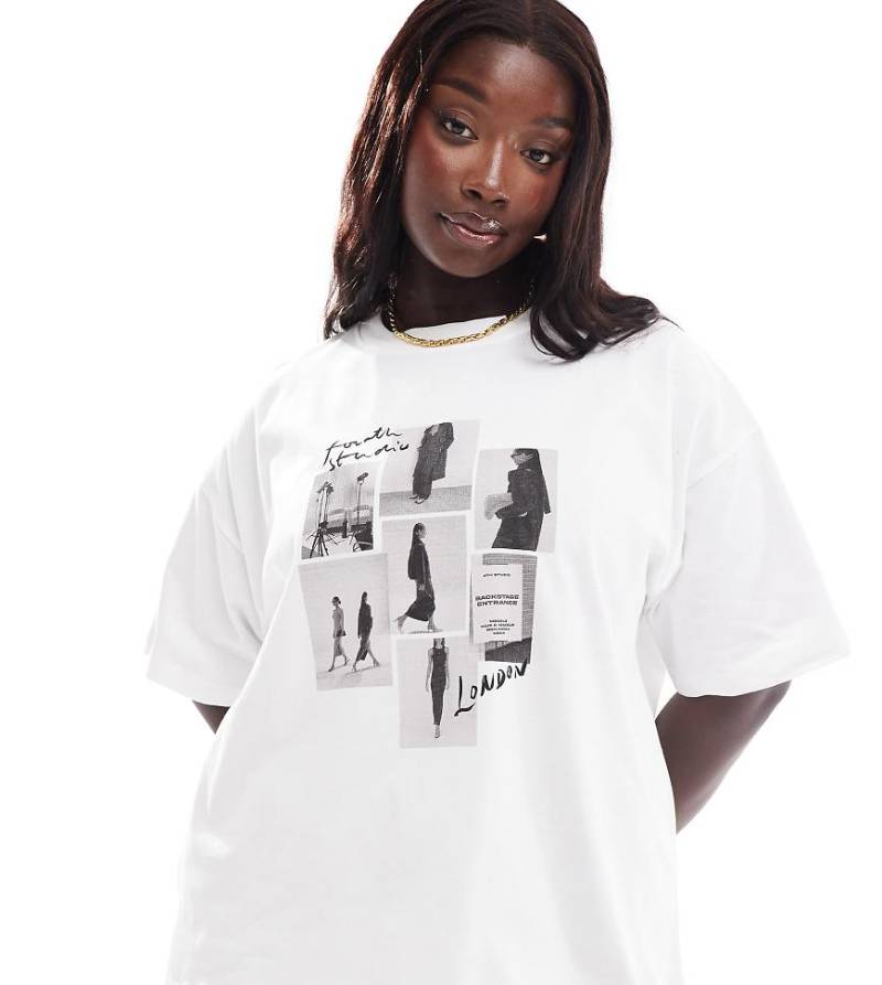 4th & Reckless Plus - Oversize-T-Shirt in Weiß mit Laufsteg-Polaroid-Print von 4th & Reckless Plus