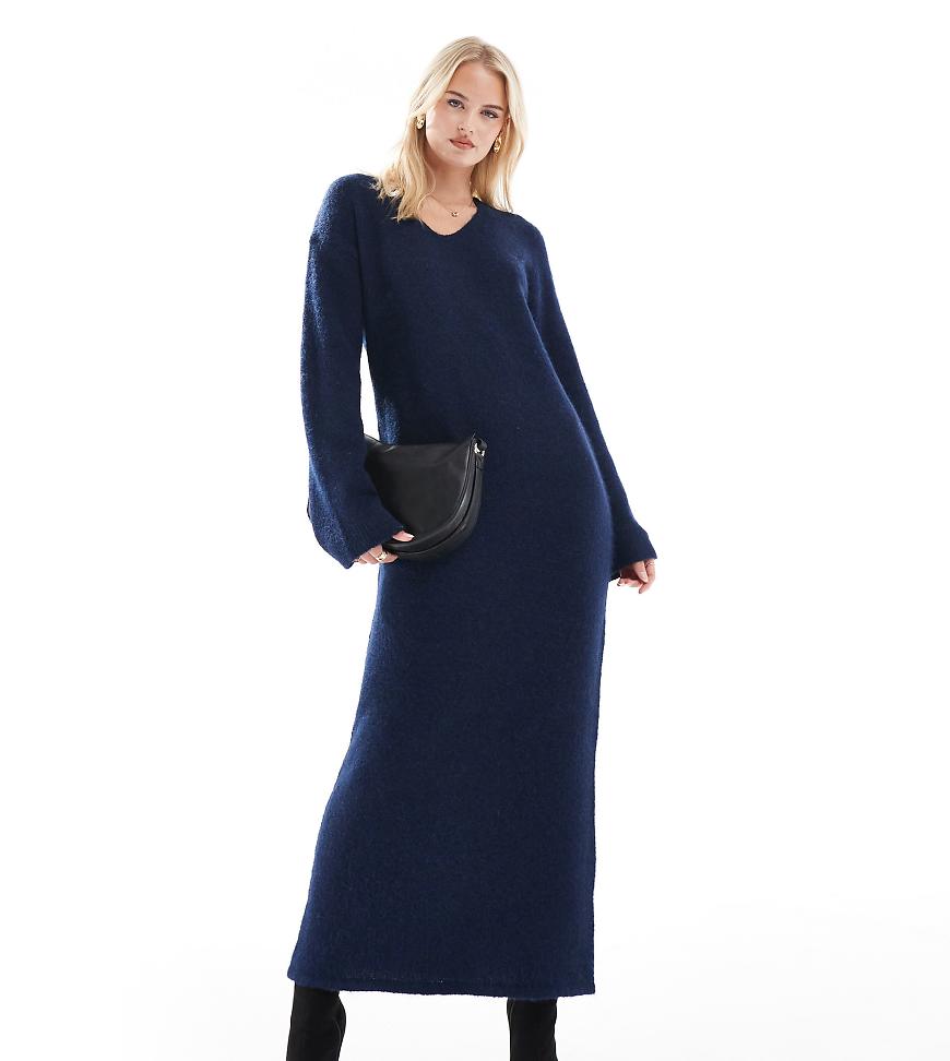 4th & Reckless Tall - Flauschiges Maxi-Pulloverkleid aus Wollmixstrick in Marineblau mit V-Ausschnitt 4th & Reckless Tall - Flauschiges Maxi-Pulloverkleid aus Wollmixstrick in Marineblau mit V-Ausschnitt von 4th & Reckless Tall