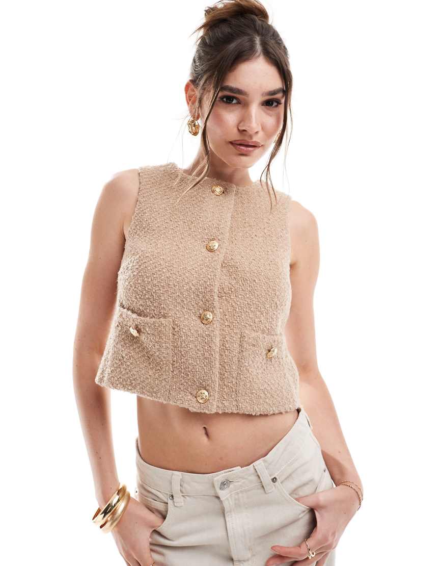 4th & Reckless - Ärmellose Bouclé-Weste in Camel mit goldfarbenen Knopfdetails-Neutral von 4th & Reckless