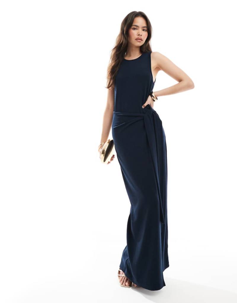 4th & Reckless - Ärmelloses, drapiertes Maxikleid in Marineblau mit seitlichem Bindedetail von 4th & Reckless