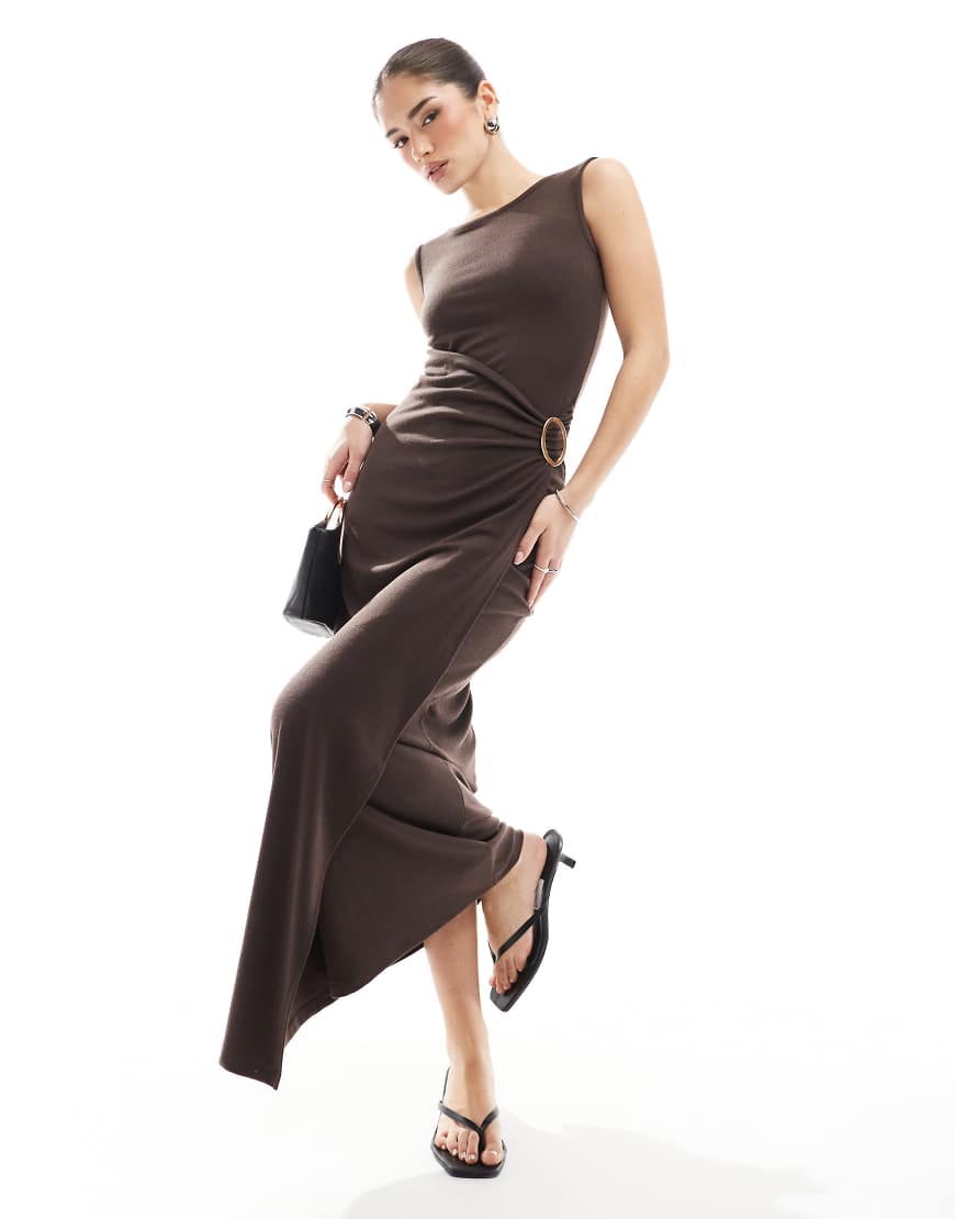 4th & Reckless - Ärmelloses Maxikleid in Schokobraun mit Drapierung und Ringverzierung von 4th & Reckless