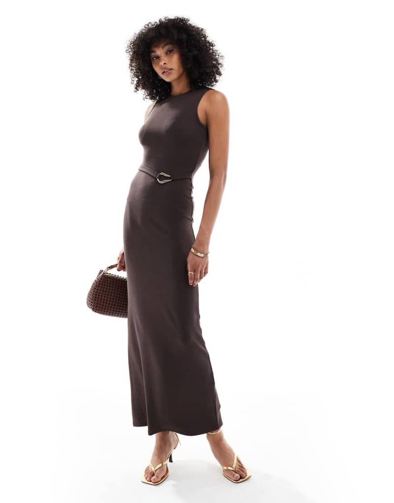 4th & Reckless - Ärmelloses Maxikleid in Schokobraun mit goldfarbenem Gürteldetail aus Metall von 4th & Reckless