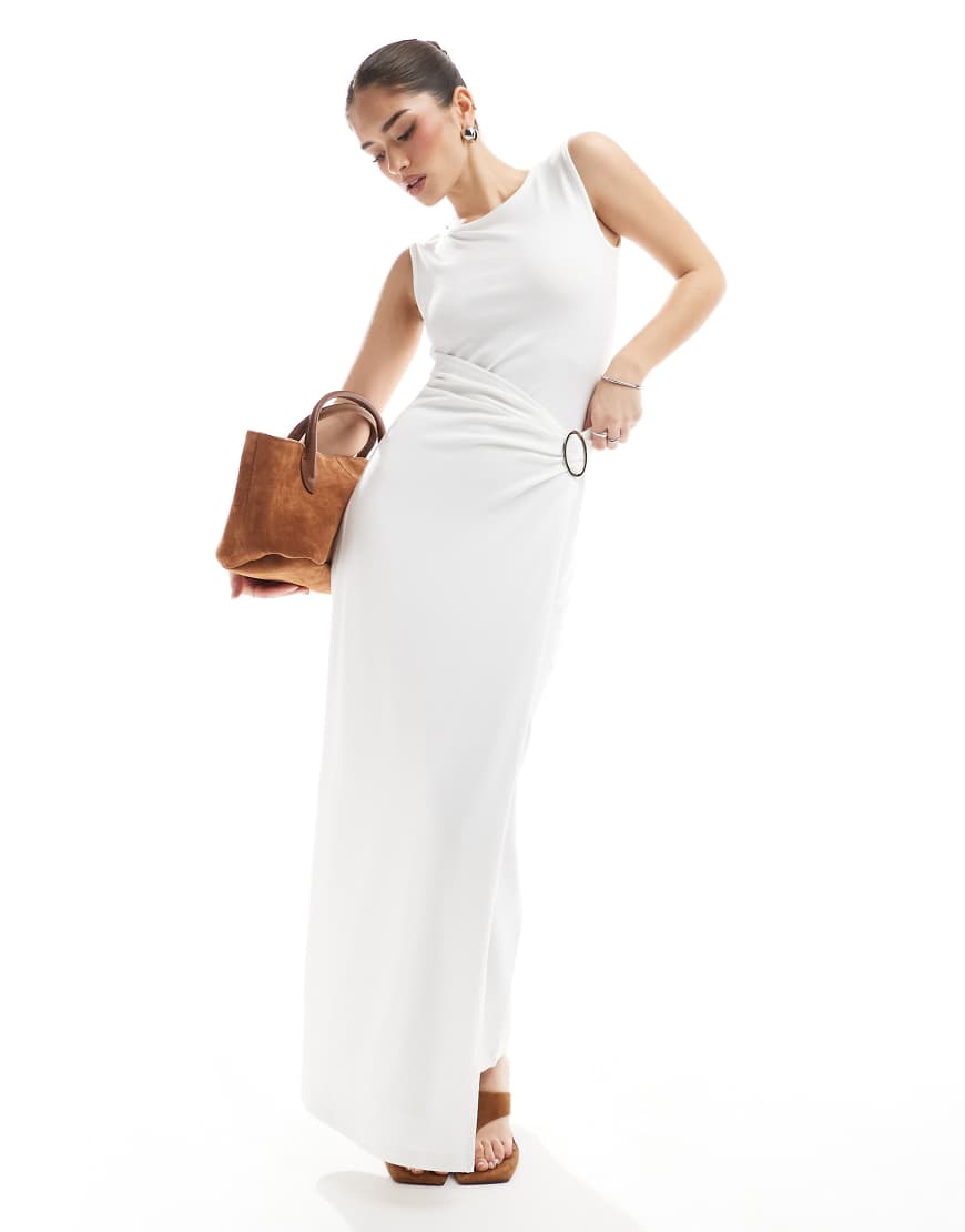 4th & Reckless - Ärmelloses Maxikleid in Weiß mit Drapierung und Ringverzierung von 4th & Reckless