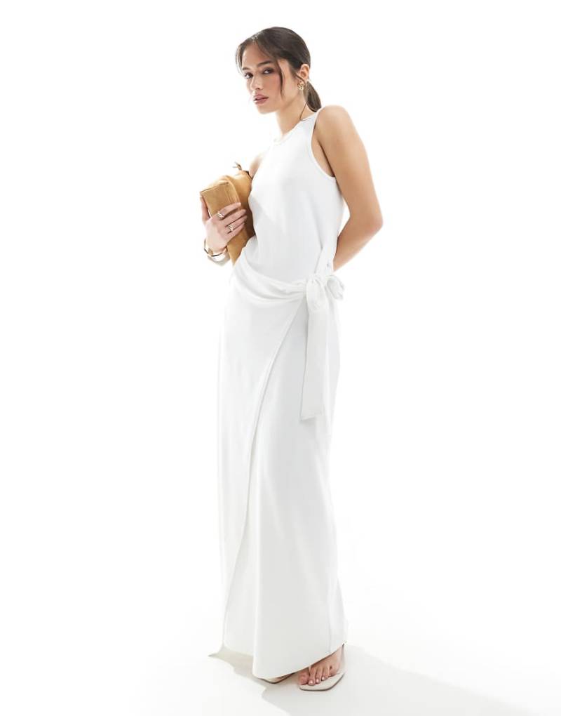 4th & Reckless - Ärmelloses Maxikleid in Weiß mit drapierter seitlicher Bindung von 4th & Reckless