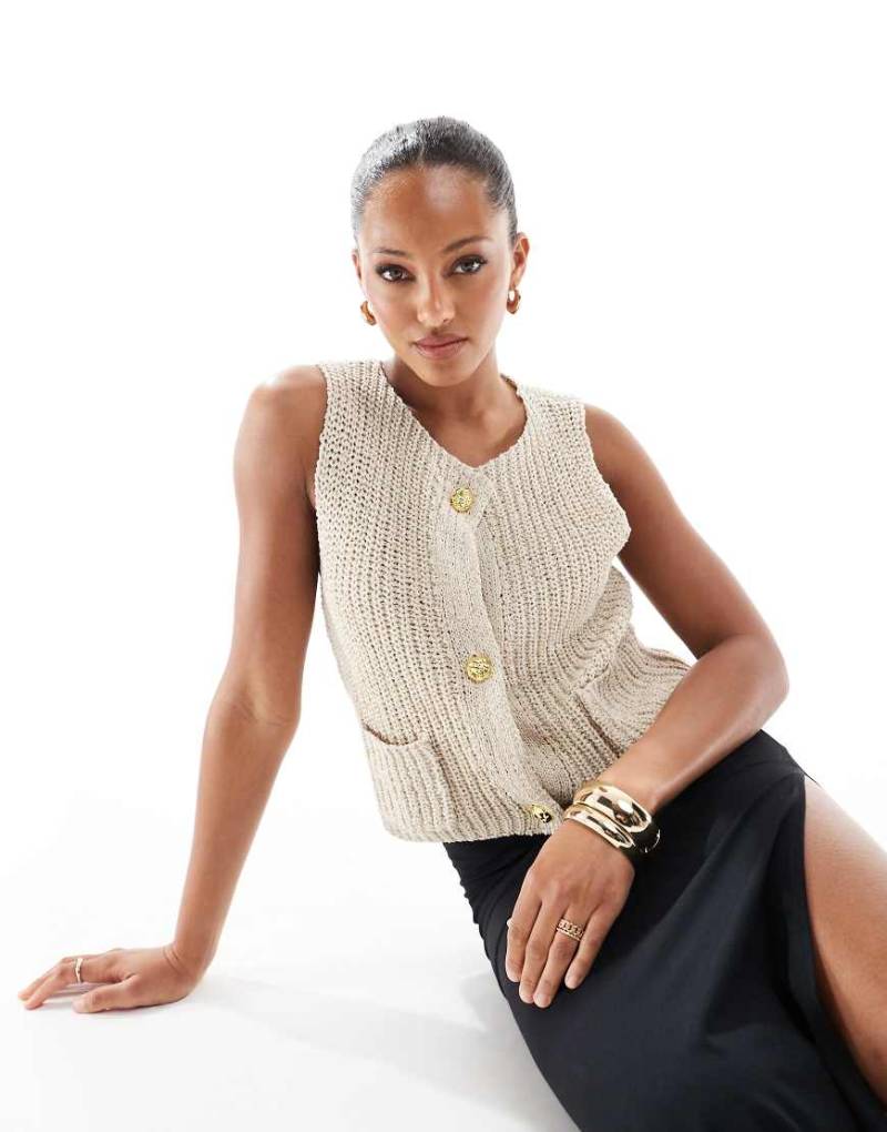 4th & Reckless - Ärmelloses Westenoberteil aus Bouclé-Strick in Beige mit Knopfdetail in Gold-Neutral von 4th & Reckless
