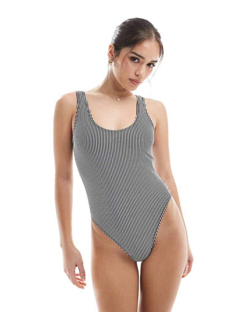 4th & Reckless - Badeanzug in Schwarz-Weiß gestreift mit tiefem U-Ausschnitt hinten und hohem Beinausschnitt-Bunt von 4th & Reckless
