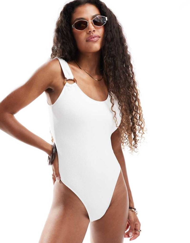 4th & Reckless - Badeanzug in Weiß mit Knitterstruktur, U-Ausschnitt und Ringdetail von 4th & Reckless