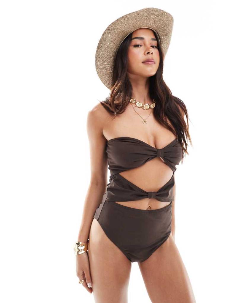 4th & Reckless - Bandeau-Badeanzug in Braun mit Knotenverzierung und Zierausschnitten vorne von 4th & Reckless